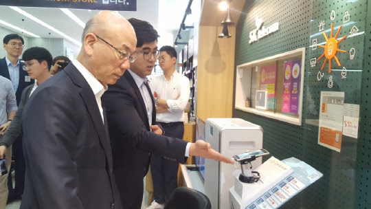 이효성 방송통신위원회 위원장이 28일 오후 평촌신도시에 위치한 이동통신 유통점(범계역대리점)을 방문해 신규 단말기 및 판매 제품을 살펴보고 있다.